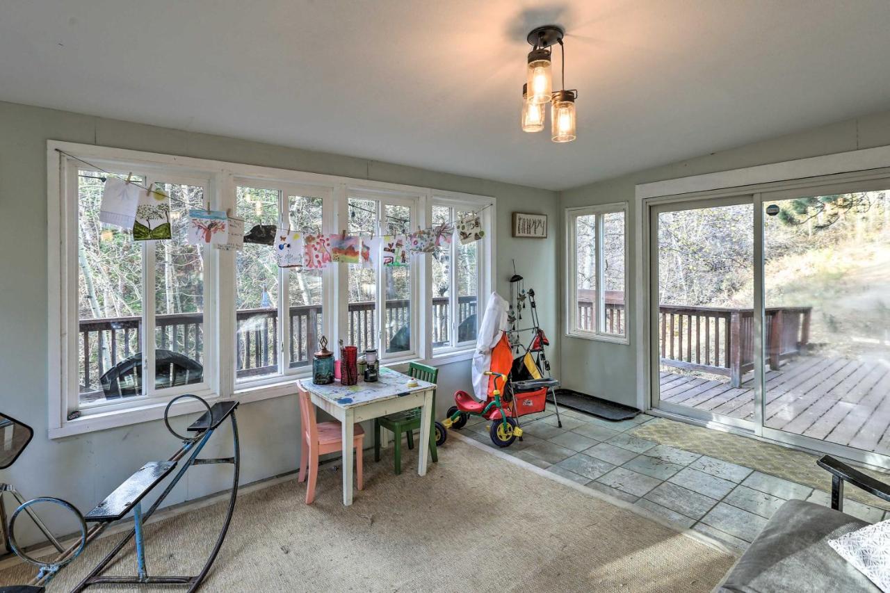 Stunning Golden Home With Deck About 35 Mi To Denver! Eksteriør billede