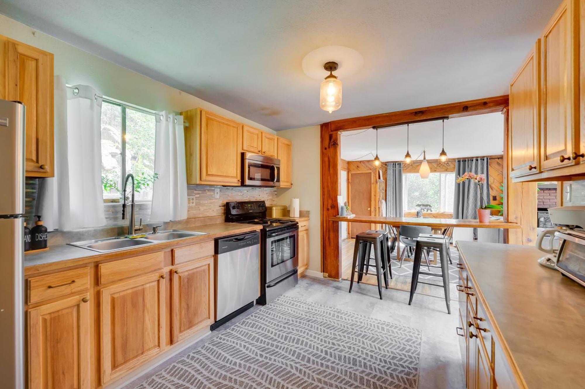 Stunning Golden Home With Deck About 35 Mi To Denver! Eksteriør billede