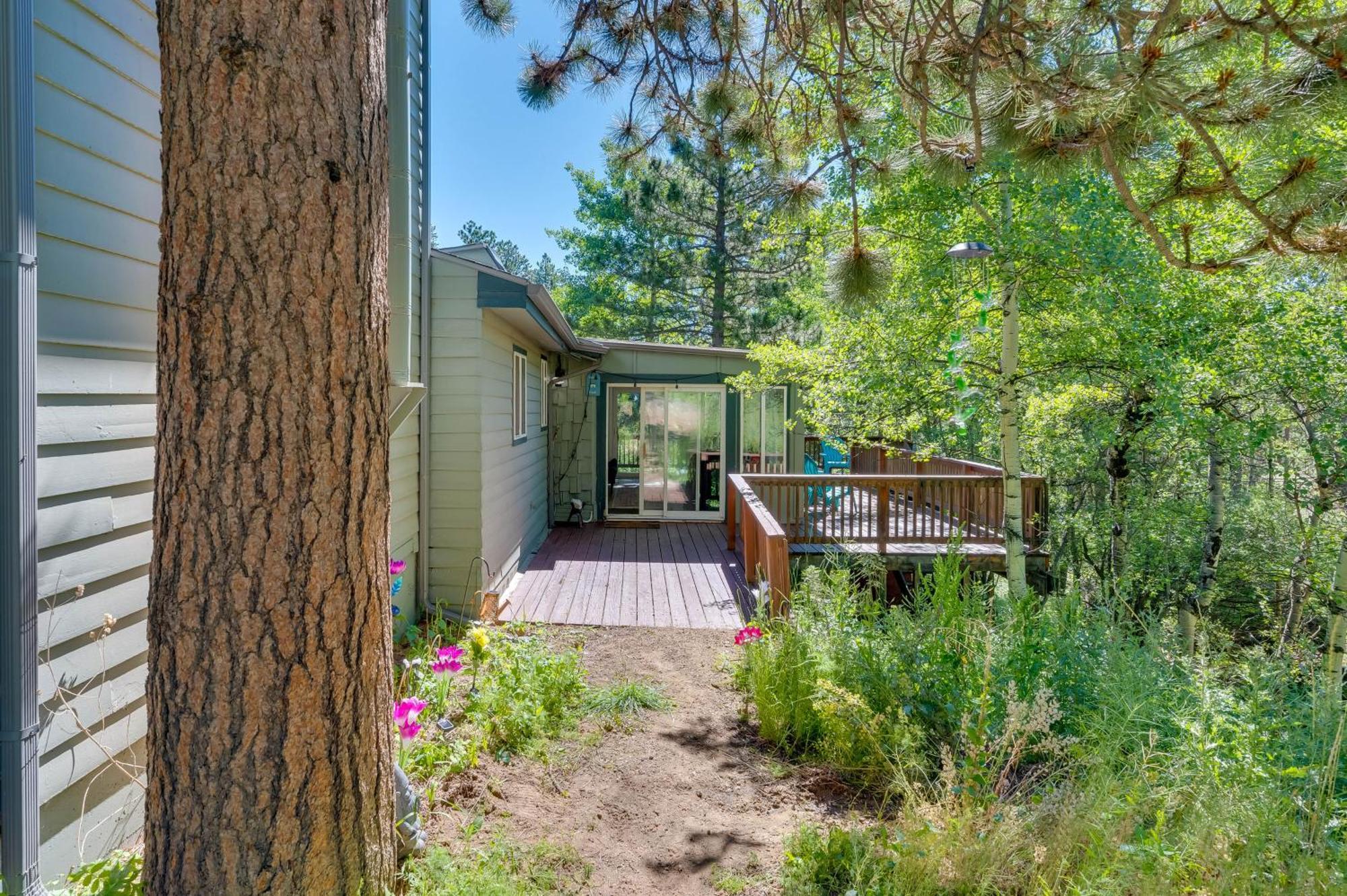 Stunning Golden Home With Deck About 35 Mi To Denver! Eksteriør billede