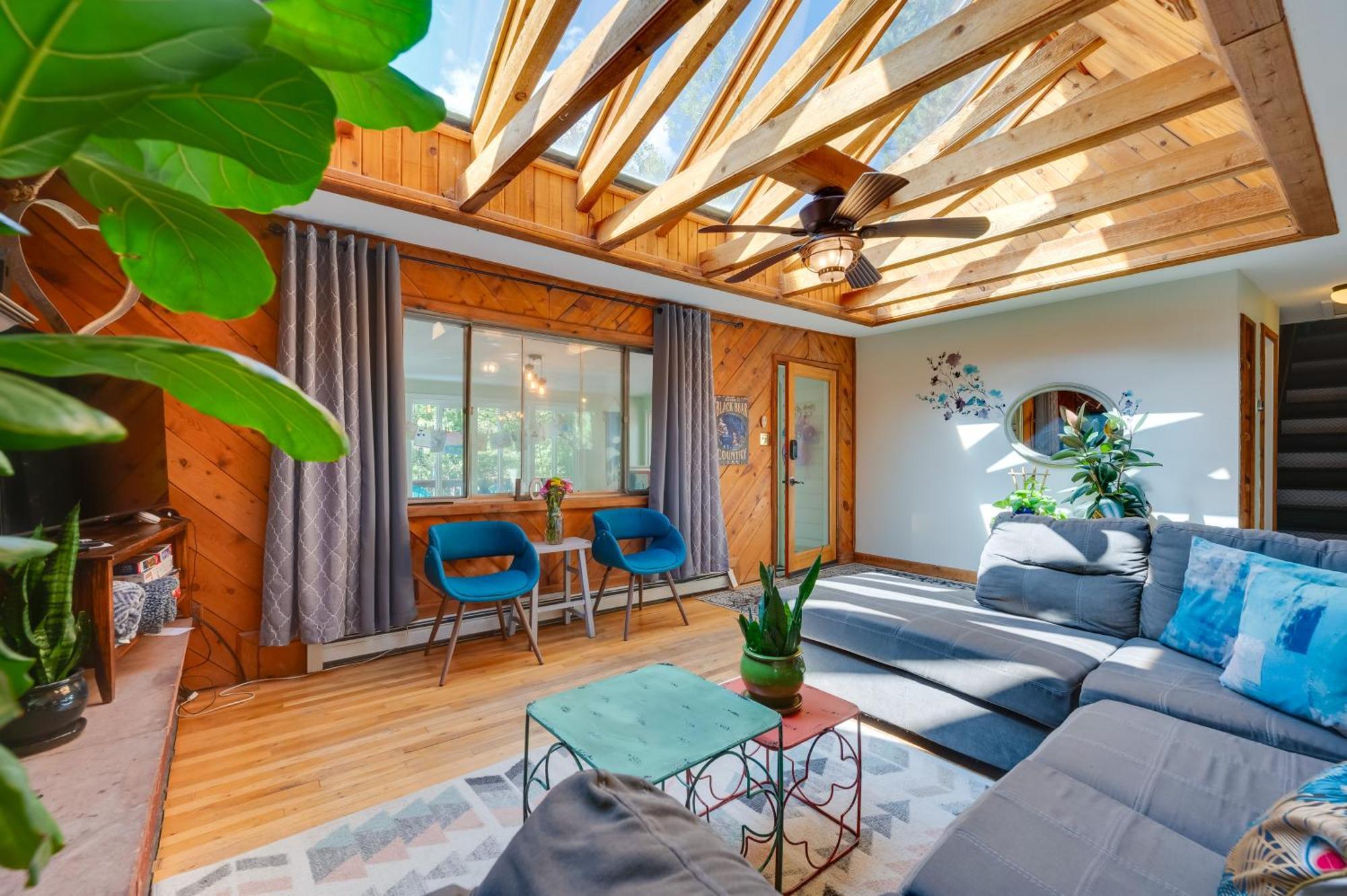 Stunning Golden Home With Deck About 35 Mi To Denver! Eksteriør billede