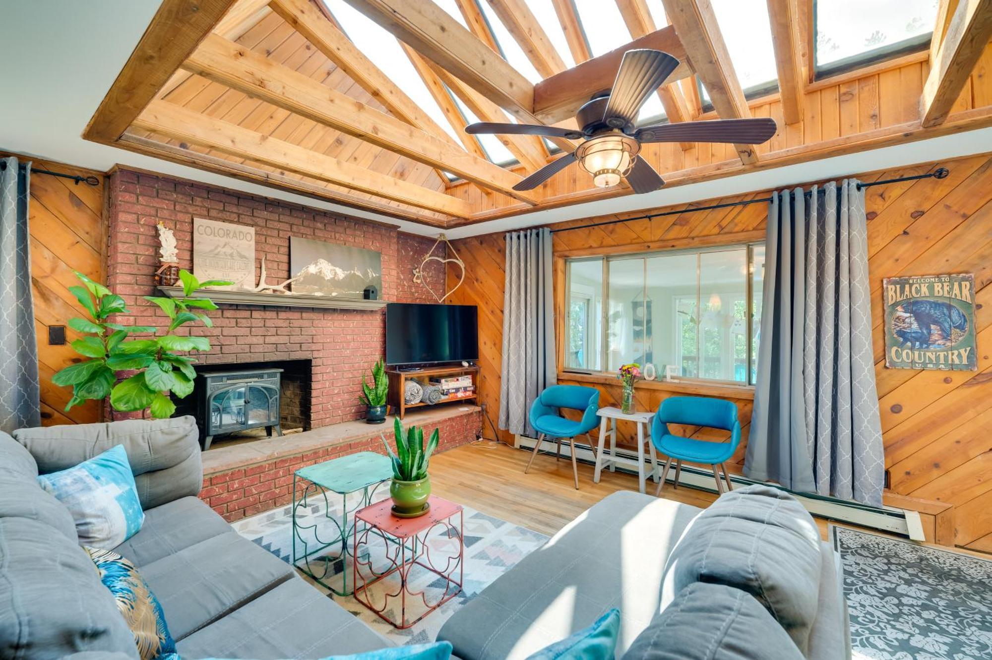 Stunning Golden Home With Deck About 35 Mi To Denver! Eksteriør billede