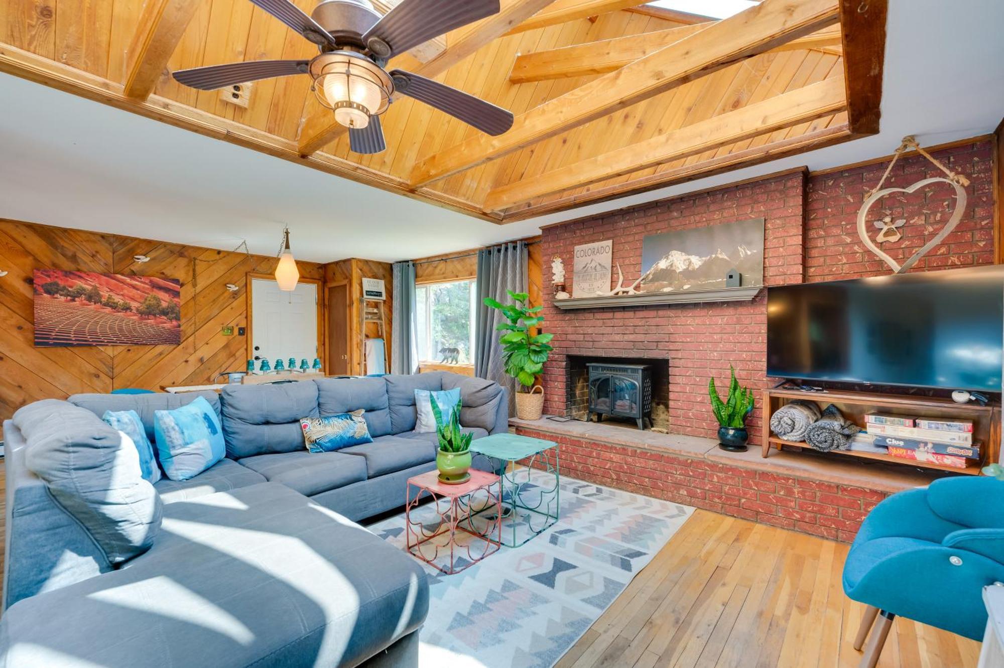 Stunning Golden Home With Deck About 35 Mi To Denver! Eksteriør billede